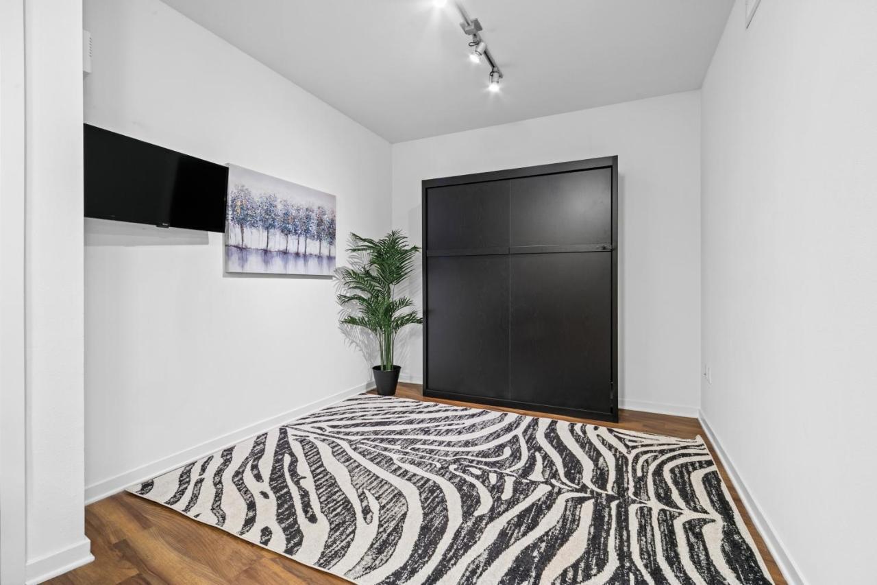 Beverly Grove Chic City Oasis 2 Bedroom Apt With Den 138 Los Angeles Bagian luar foto