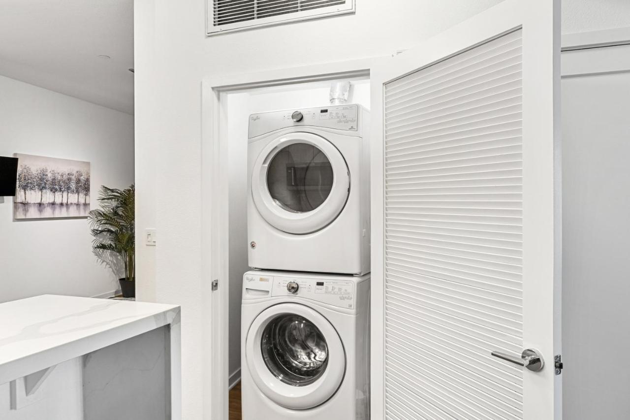 Beverly Grove Chic City Oasis 2 Bedroom Apt With Den 138 Los Angeles Bagian luar foto