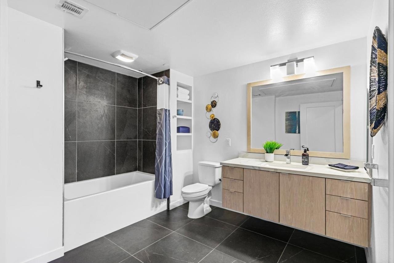 Beverly Grove Chic City Oasis 2 Bedroom Apt With Den 138 Los Angeles Bagian luar foto